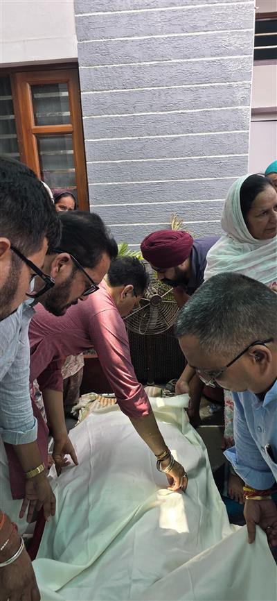 ਗਗਨ PA ਦੇ ਮਾਤਾ ਜੀ ਦੇ ਅਕਾਲ ਚਲਾਣੇ ’ਤੇ ਕੈਬਨਿਟ ਮੰਤਰੀ ਅਮਨ ਅਰੋੜਾ ਨੇ ਪਰਿਵਾਰ ਨਾਲ ਦੁੱਖ ਸਾਂਝਾ ਕੀਤਾ