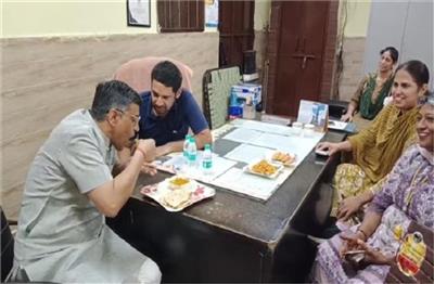 रास्ते में स्कूल दिखा तो अचानक पहुंच गए शिक्षा मंत्री महिपाल ढांडा, खाया मिड-डे मील खाना... फिर दिया कुछ ऐसा Reaction