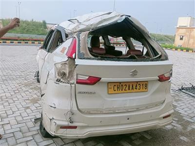 गंगा एक्सप्रेसवे पर कुत्ते को बचाने में पलटी अर्टिगा, नेपाल से चंडीगढ़ जा रहे के 3 लोगों की मौत; 6 घायल