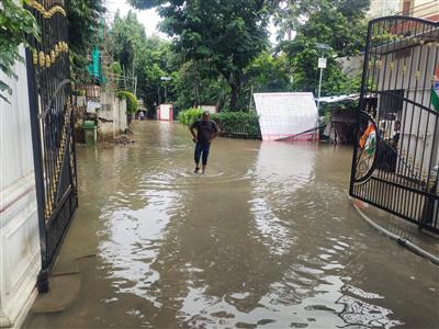 प्रयागराज में बारिश बनी आफत, घरों में घुसा पानी; पॉश इलाकों में भी सड़कें जलमग्न