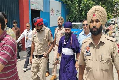 ਅੰਮ੍ਰਿਤਪਾਲ ਦੀ ਸਿਹਤ ਹੋਈ ਖ਼ਰਾਬ, ਸਿਵਲ ਹਸਪਤਾਲ ਲੈ ਕੇ ਪੁੱਜੀ ਬਠਿੰਡਾ ਪੁਲਸ