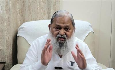 राहुल गांधी को छपास और चिपकू रोग हो गया है, वो हर रोज अखबार में छपना और टीवी स्क्रीन पर चिपके रहना चाहते हैं