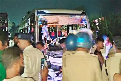 बिहार के बेतिया में तेज रफ्तार बस का कहर: सड़क किनारे नाच-गाना देख रही भीड़ को कुचला, 5 की मौत, 18 लोग घायल