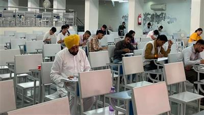 ਚੰਨੀ ਦੀ ਪ੍ਰੀਖਿਆ ਵਾਲੀ ਤਸਵੀਰ ਨੇ ਖੜ੍ਹਾ ਕੀਤਾ ਨਵਾਂ ਵਿਵਾਦ! EXAM ਰੱਦ ਕਰਨ ਦੀ ਮੰਗ