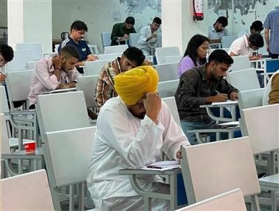 पूर्व CM चन्नी की Exam देते तस्वीर वायरल, PU में मचा बवाल... VIP के लिए अलग नियम का आरोप