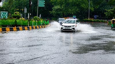 दिल्ली-NCR में झमाझम बारिश से कई जगहों पर जलभराव की स्थिति, आंधी-तूफान और बिजली गिरने का रेड अलर्ट जारी
