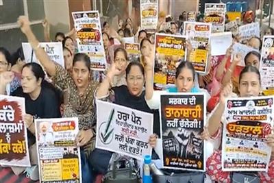 पंजाब : बठिंडा में सिविल अस्पताल कर्मियों का प्रदर्शन, साढ़े चार साल से मांगों के लंबित रहने का आरोप