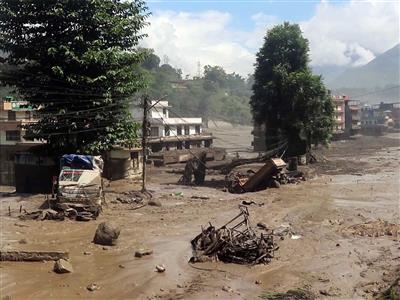 नेपाल बाढ़: भारतीय दूतावास समेत कई राज्यों ने शुरू की इमरजेंसी हेल्पलाइन