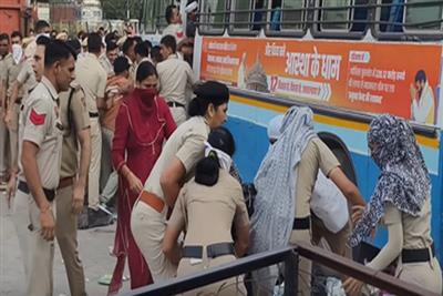 हरियाणा में सफाई कर्मचारियों की हड़ताल, पुलिस ने कर्मचारियों को लिया हिरासत में