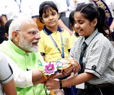 रक्षाबंधन पर पीएम मोदी सहित केंद्रीय मंत्रियों ने दी शुभकामनाएं, देशभर में धूमधाम से मनाया जा रहा भाई-बहन के स्नेह का पर्व 