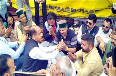 Shimla: जयराम ठाकुर ने खत्म करवाया टैक्सी ऑप्रेटरों का धरना, सुक्खू सरकार से की ये बड़ी मांग