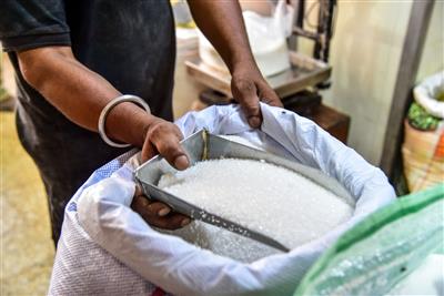 देश में एक्स-मिल चीनी कीमतों में लगभग 20 प्रतिशत की गिरावट, खुदरा बाजार में भी शुरू हुई नरमी