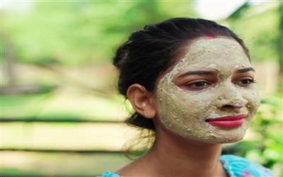 कच्चा दूध या दही, चेहरे पर क्या लगाने से आएगा ज्यादा निखार? अपने लिए ऐसे चुनें सही