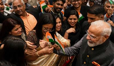 ताशकंद में पीएम मोदी का भव्य स्वागत, भारतीय समुदाय ने लगाए ‘मोदी-मोदी’ के नारे, महिलाओं ने बांधी राखी