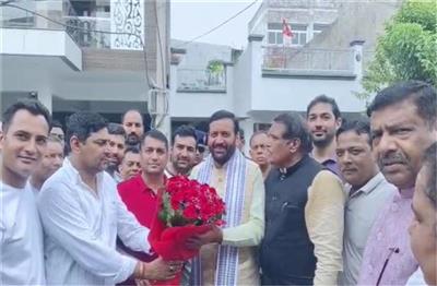 UPSC में तीसरी रैंक हासिल करने वाले एकांश ढुल से मिले CM नायब सैनी, बातचीत कर दी बधाई...