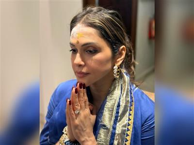 भगवान शिव की भक्ति में लीन हुईं ईशा कोप्पिकर, घर पर रुद्राभिषेक कर मांगा सुख-शांति का आशीर्वाद