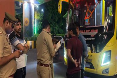 नोएडा-ग्रेटर नोएडा में पुलिस का व्यापक चेकिंग और गश्त अभियान, बस-टैक्सियों की सघन जांच