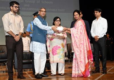 शिक्षकों की भूमिका केवल पढ़ाने तक सीमित नहीं, विद्यार्थियों के मार्गदर्शक और प्रेरणास्रोत बनें : राज्यपाल घोष