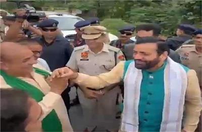 Yamunanagar में CM नायब सैनी का काफिला रोकने का था ऐलान, पर खुद किसानों के बीच पहुँचे मुख्यमंत्री....दिया बड़ा आश्वासन