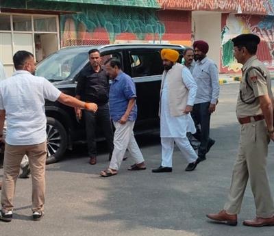 गुरुग्राम जेल में मंत्री संजीव अरोड़ा से मिलने पहुंचे पंजाब CM भगवंत मान, ED कार्रवाई के बाद पहली बड़ी मुलाकात