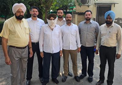 विजीलेंस ब्यूरो ने 20,000 रुपये रिश्वत लेते पंचायत सचिव को रंगे हाथों काबू किया