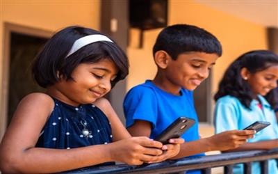 ज्यादा फोन चलाने से बच्चों में हो सकती हैं ये 6 बीमारियां, डॉक्टर ने किया पैरेंट्स को अलर्ट!