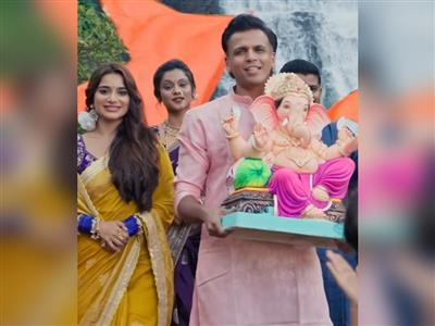 गणेश चतुर्थी के मौके पर अभिजीत सावंत ने रिलीज किया 'गण धाव रे' गाना, बेटियों ने भी दी आवाज