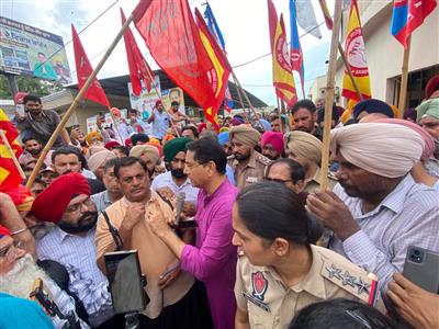 ਮੁਲਾਜ਼ਮਾਂ ਦੇ ਧਰਨੇ ਵਿੱਚ ਖੁਦ ਪਹੁੰਚੇ ਅਮਨ ਅਰੋੜਾ, ਵਫ਼ਦ ਨਾਲ ਕੀਤੀ ਵਿਸਥਾਰਪੂਰਵਕ ਗੱਲਬਾਤ