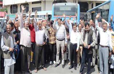 Shimla: आधा महीना बीत गया नहीं मिली HRTC के 700 पैंशनरों को पैंशन, जोरदार प्रदर्शन