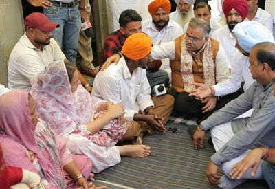 गुलजार सिंह के परिवार से मिले तरुण चुग, परिजनों के साथ दुख साझा कर न्याय का भरोसा दिया