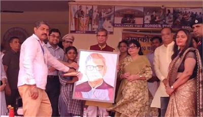 फरीदाबाद : राज्यपाल असीम कुमार घोष ने सरकारी स्कूलों का किया निरीक्षण, सेक्टर-10 स्कूल को 10 लाख रुपये देने की घोषणा