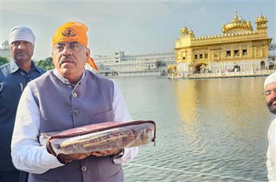 PM ਮੋਦੀ ਦੇ ਜਨਮ ਦਿਨ 'ਤੇ ਤਰੁਣ ਚੁੱਘ ਨੇ ਸ੍ਰੀ ਹਰਿਮੰਦਰ ਸਾਹਿਬ ਵਿਖੇ ਟੇਕਿਆ ਮੱਥਾ