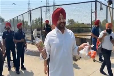 पंजाब: भगवंत मान के काफिले का सामने अंडे-टमाटर लेकर पहुंचे रवनीत बिट्टू, पुलिस ने हिरासत में लिया