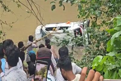 मध्य प्रदेश: आगर मालवा में श्रद्धालुओं से भरी कार बारिश से उफनते नाले में बही, 8 की मौ*त