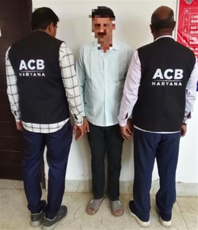 ₹5 लाख रिश्वत लेते CID इंस्पेक्टर गिरफ्तार, 70 खनन वाहनों से वसूली का आरोप