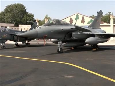 भारतीय लड़ाकू विमान तेजस में सवार हुए भारत व जापान के एयरफोर्स चीफ