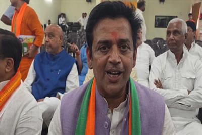 गोरखपुर: एग्जीबिशन में पहुंचे रवि किशन, महिलाओं की क्रिएटिविटी की जमकर की तारीफ