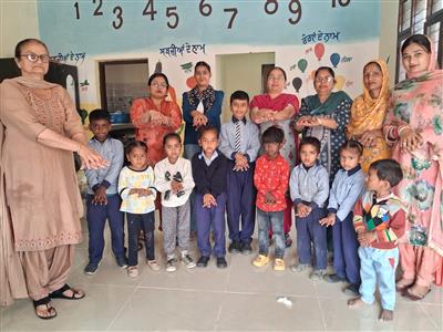 ਆਂਗਣਵਾੜੀ ਕੇਂਦਰਾਂ ਵਿੱਚ ਪੋਸ਼ਣ ਮਾਹ ਤਹਿਤ ਬੱਚਿਆਂ ਅਤੇ ਮਾਪਿਆਂ ਨੂੰ ਕੀਤਾ ਜਾ ਰਿਹਾ ਜਾਗਰੂਕ