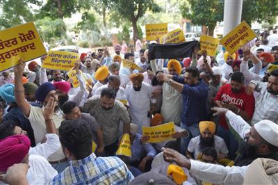 चुनावों से पहले ईडी के छापों के विरुद्ध 'आप' नेताओं और कार्यकर्ताओं का प्रदर्शन, ईडी की टीम का घेराव करके बीजेपी की केंद्र सरकार के खिलाफ की नारेबाजी
