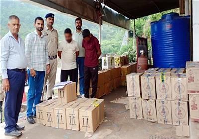 हिमाचल में चंडीगढ़ की शराब खपाने की बड़ी कोशिश नाकाम, 180 पेटियों के साथ 2 तस्कर गिरफ्तार
