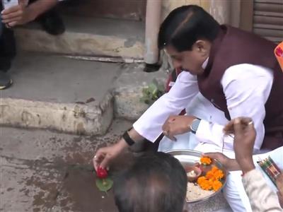 पुस्तैनी घर तोड़े जाने से पहले सीएम मोहन यादव ने की पूजा-अर्चना, बोले-इसका कोई मुआवजा नहीं लेंगे