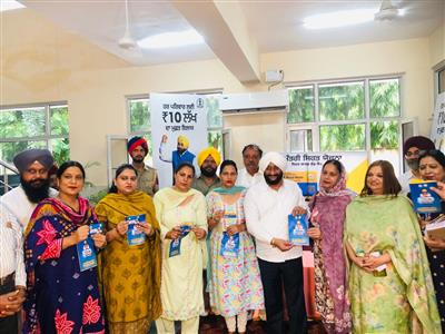 एम एल ए कुलवंत सिंह ने मुख्यमंत्री सेहत योजना के कार्ड आरोग्य केंद्र, सेक्टर-69 में लाभार्थियों को वितरित