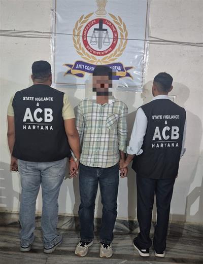 करप्शनः 5 हजार रुपये रिश्वत लेते नगर निगम के टैक्स ब्रांच का क्लर्क रंगे हाथ गिरफ्तार