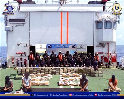 अरब सागर में 3,000 करोड़ रुपये से ज्यादा की ड्रग्स जब्त, 5 पाकिस्तानी नागरिक गिरफ्तार