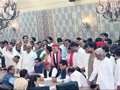 राज्यसभा के रण में सपा का बड़ा दांव, रामगोपाल के साथ धनराज नाथवानी ने किया नामांकन