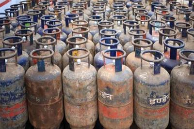 कमर्शियल एलपीजी सिलेंडर 62.50 रुपए महंगा हुआ, एटीएफ का भी बढ़ा दाम