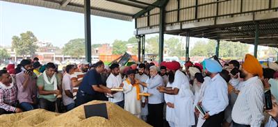 खाद्य, नागरिक आपूर्ति एवं उपभोक्ता मामले मंत्री लाल चंद कटारूचक्क ने बटाला दाना मंडी से धान की सरकारी खरीद शुरू करवाई