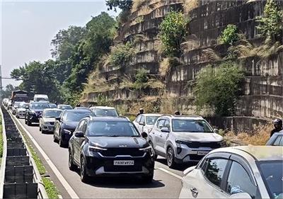 Solan: वीकैंड पर हिमाचल में उमड़ा पर्यटकों का सैलाब, परवाणू टोल प्लाजा पर लगा 2 KM लंबा ट्रैफिक जाम