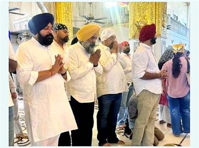 पंजाब कांग्रेस के प्रेसिडेंट बनने के बाद परगट सिंह ने गुरुद्वारा बंगला साहिब में मत्था टेका