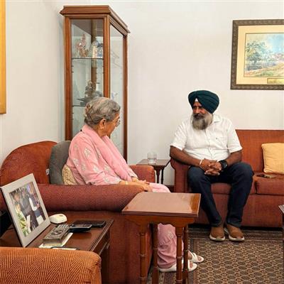 ਡਾ. ਮਨਮੋਹਨ ਸਿੰਘ ਦੇ ਪਰਿਵਾਰ ਨੂੰ ਮਿਲੇ ਪੰਜਾਬ ਕਾਂਗਰਸ ਦੇ ਨਵੇਂ ਪ੍ਰਧਾਨ ਪਰਗਟ ਸਿੰਘ, ਪਤਨੀ ਨਾਲ ਕੀਤੀ ਮੁਲਾਕਾਤ